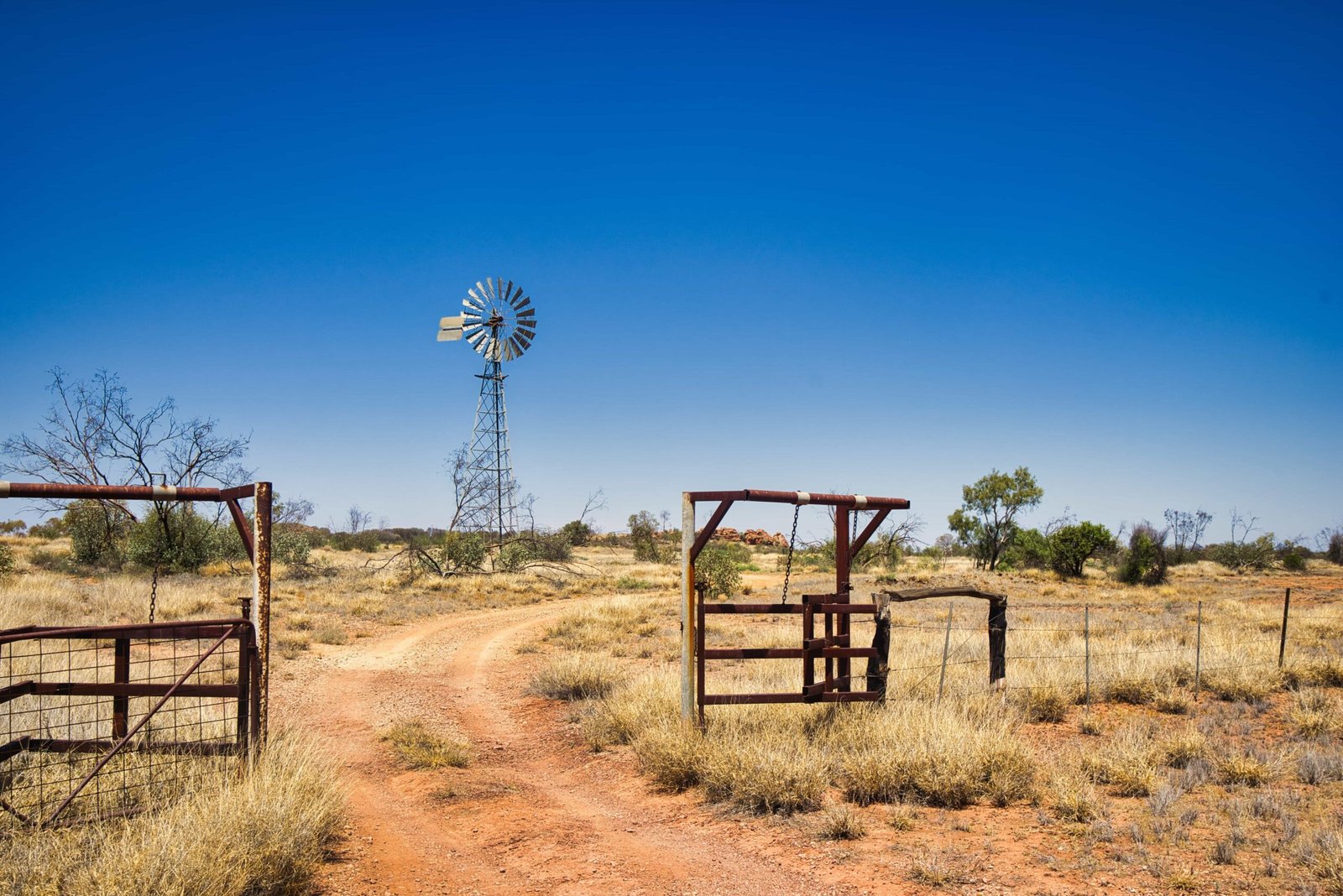 Mortgage broker in Alice Springs NT arranging a home loan on an established home