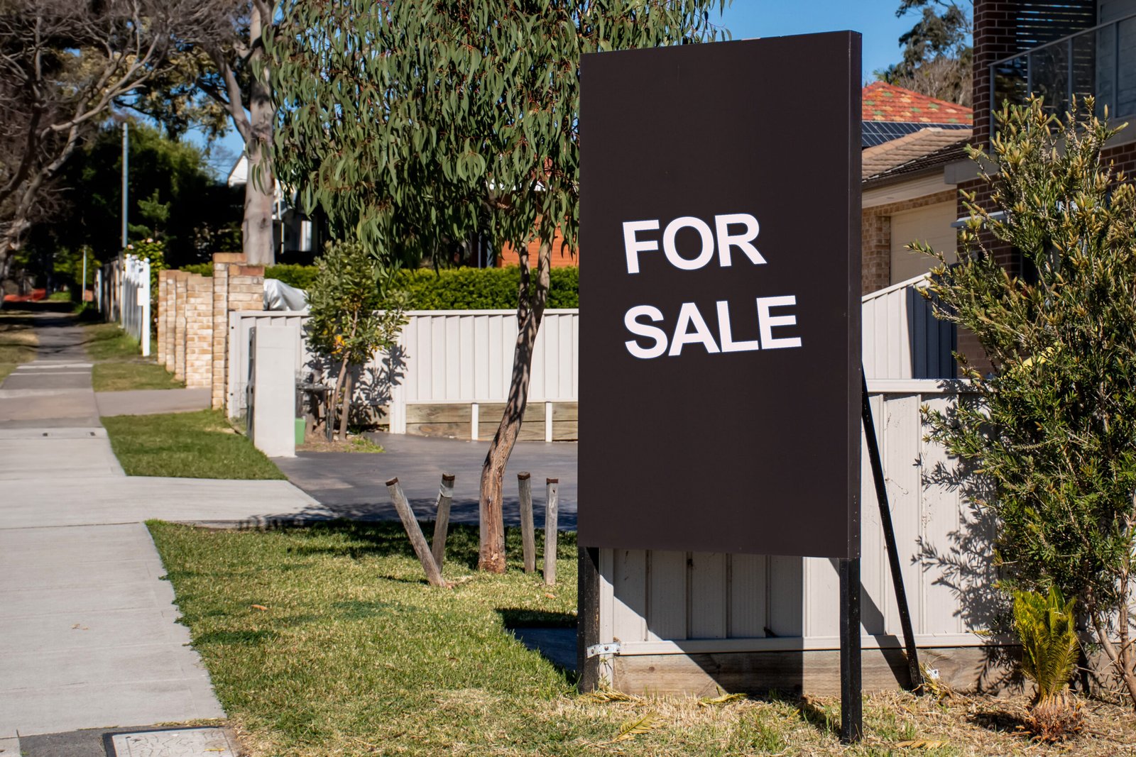 Mortgage broker in Emerald QLD arranging a home loan on an established home